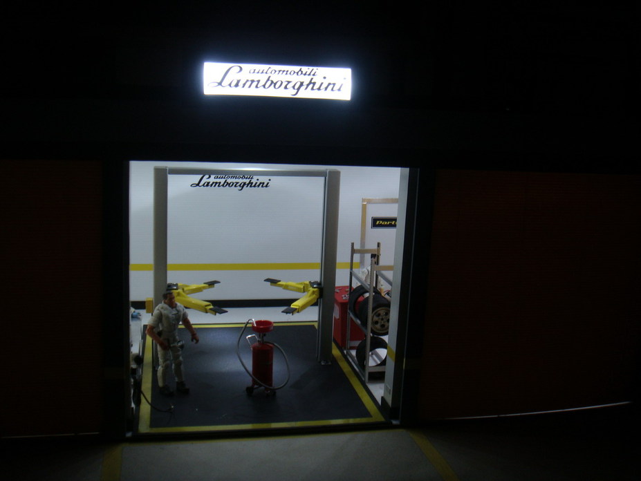 Lamborghini Garage Diorama Small 7