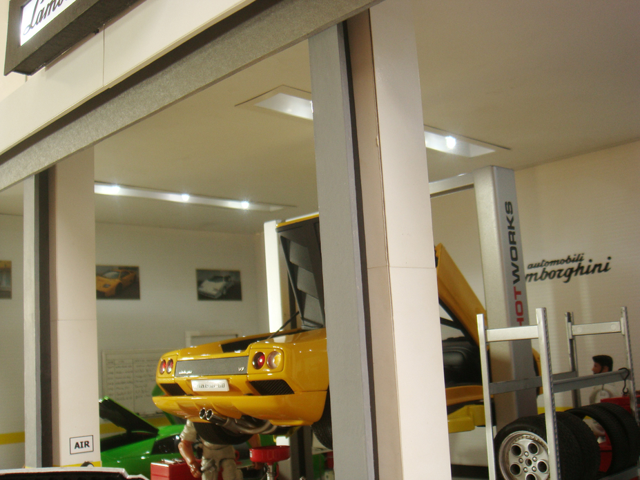 Lamborghini Garage Diorama Small 14
