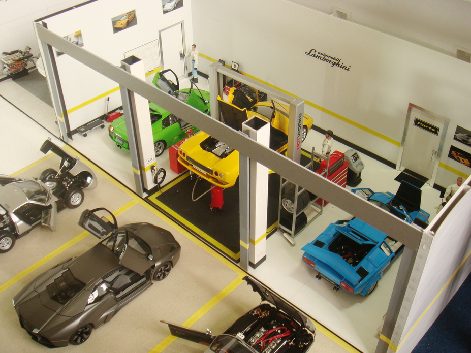Lamborghini Garage Diorama Small 15